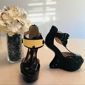 Qupid heel less heel with gold buckle size 5.5